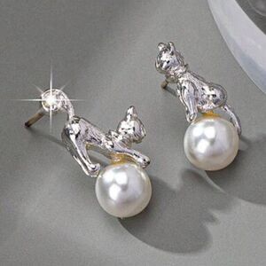 Cat stud earrings A746